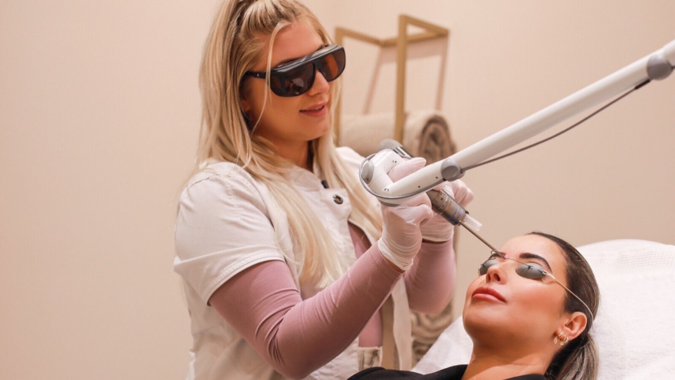 Mislukte wenkbrauw tattoo cover